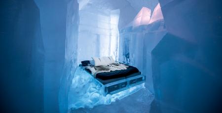 art suite with double bed inside Icehotel