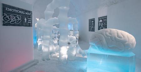 konstsvit med figurer skulpterade av is