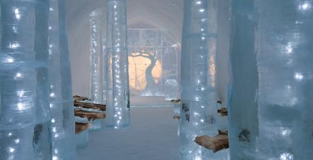 träd och vackra pelare av is i ceremonisalen på icehotel