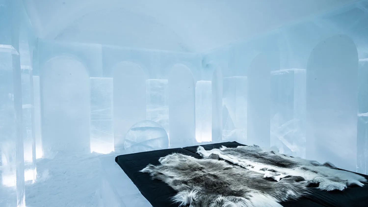 An art suite in ice and snow inspired by a courtyard