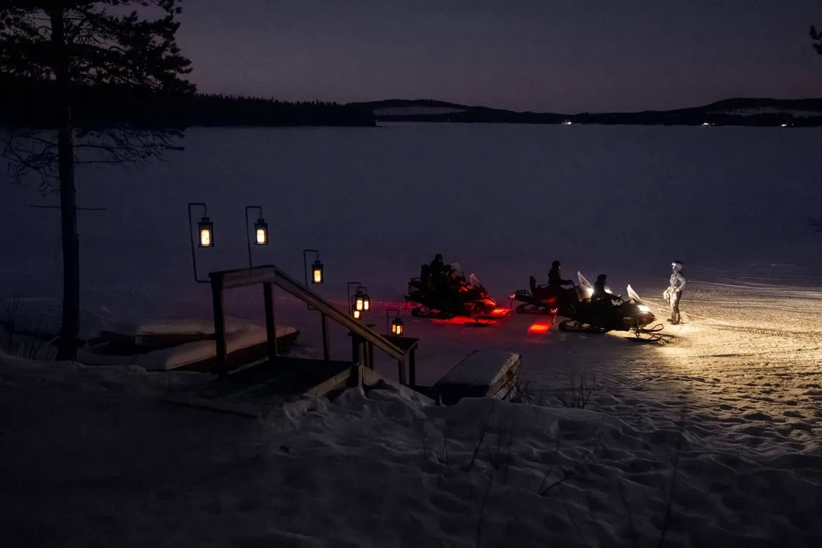 sowmobiles on the tore river