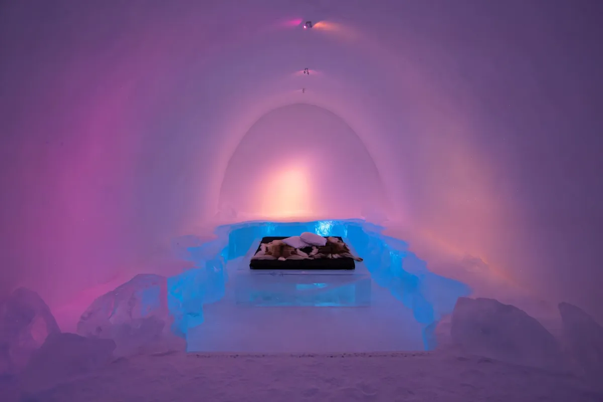 art suite in icehotel 36