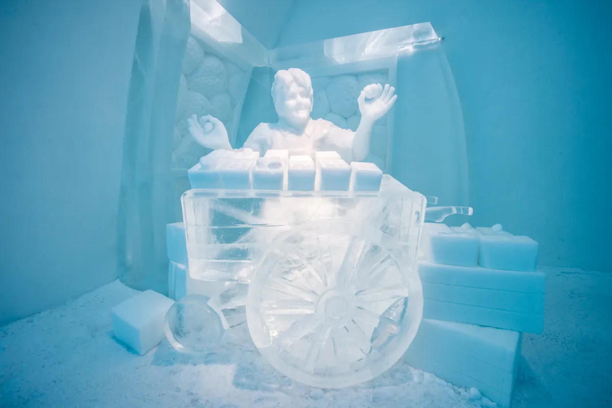 Art Suite The Strawberry Room by Petter Stordalen & Luca Roncoroni