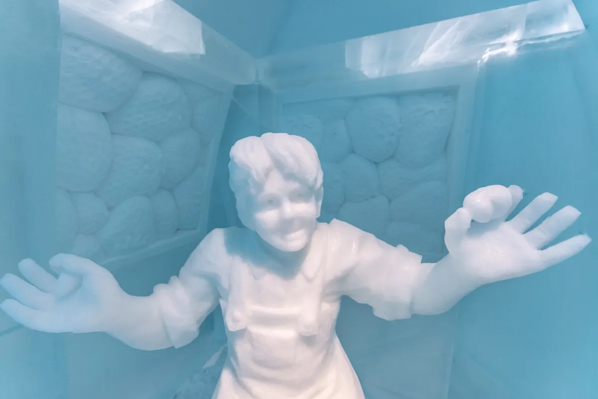 Art Suite The Strawberry Room by Petter Stordalen & Luca Roncoroni