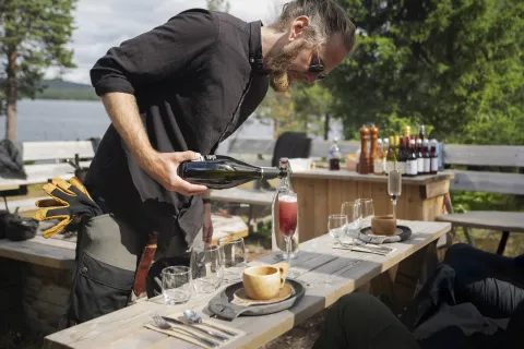 guide serving drinks at the wilderness dinner